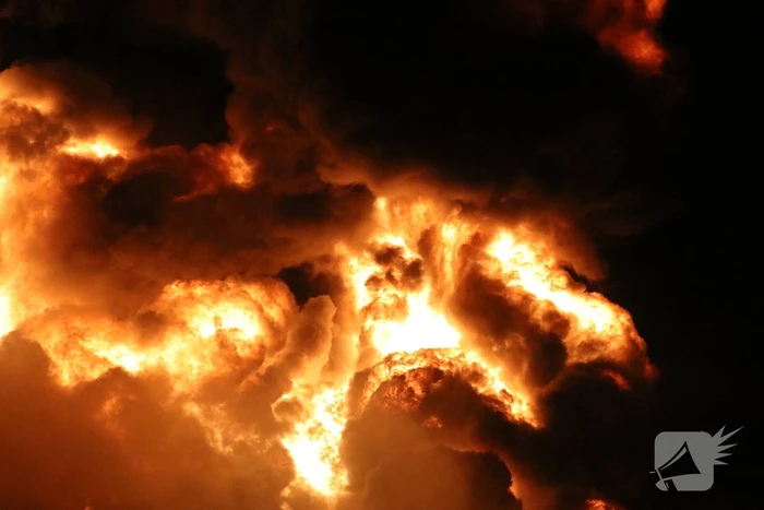 Grote brand in ijzerwarenhandel pand
