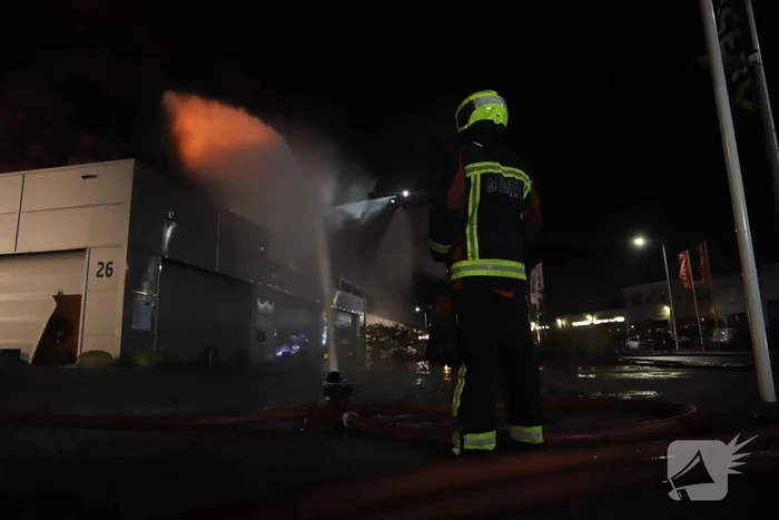 Grote brand in ijzerwarenhandel pand