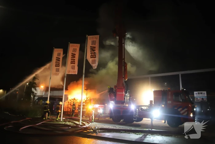Grote brand in ijzerwarenhandel pand