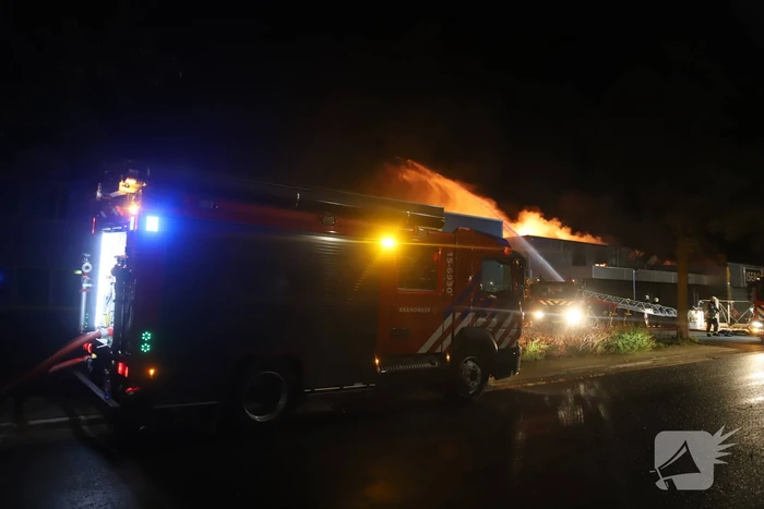 Grote brand in ijzerwarenhandel pand