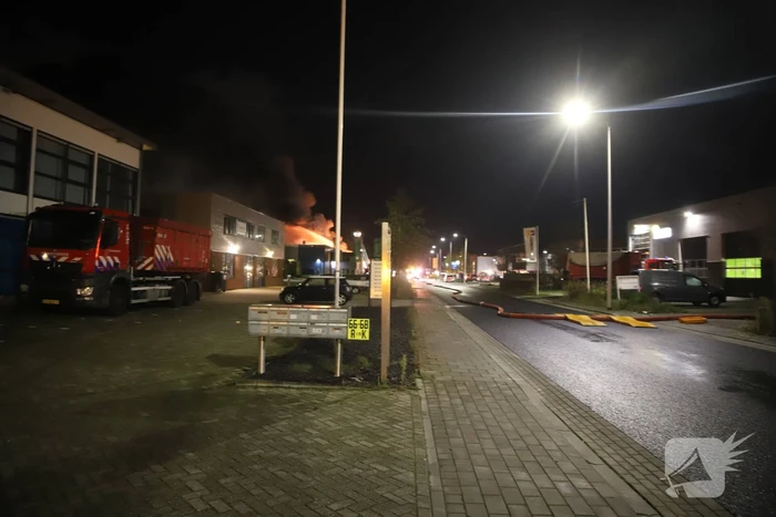 Grote brand in ijzerwarenhandel pand