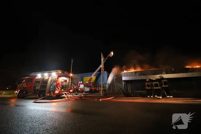 Grote brand in ijzerwarenhandel pand