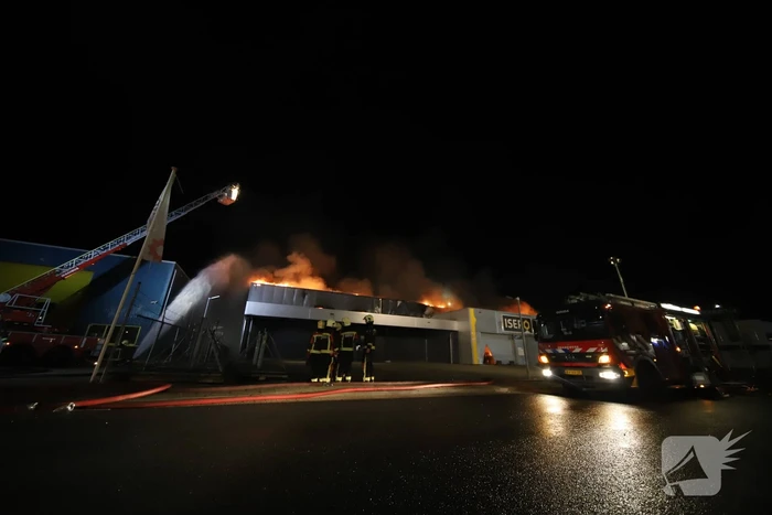 Grote brand in ijzerwarenhandel pand