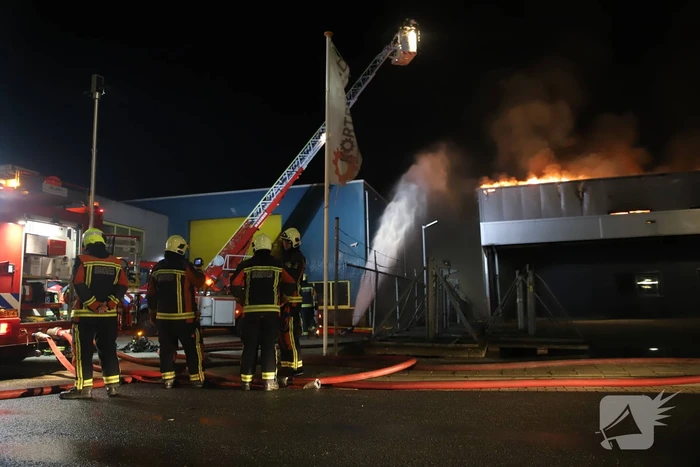 Grote brand in ijzerwarenhandel pand