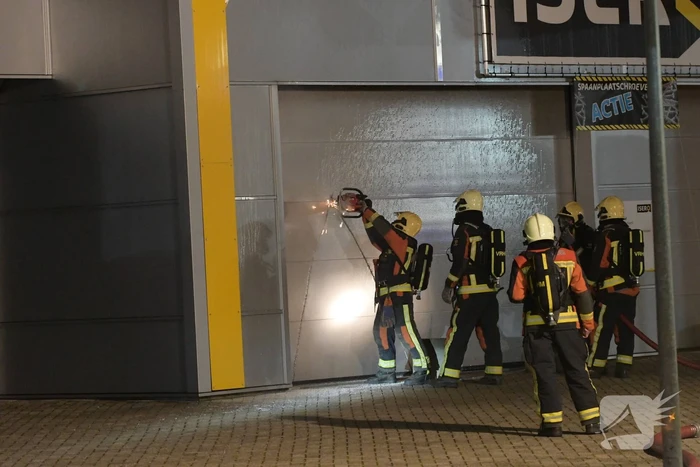 Grote brand in ijzerwarenhandel pand