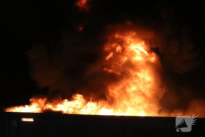 Grote brand in ijzerwarenhandel pand