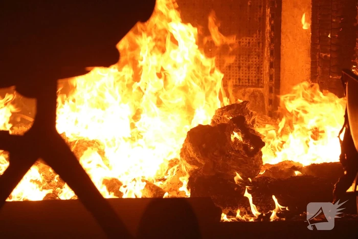 Grote brand in ijzerwarenhandel pand
