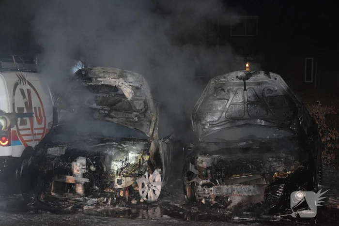 Twee geparkeerde auto's verwoest door brand