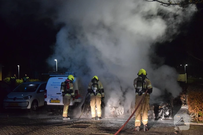 Twee geparkeerde auto's verwoest door brand