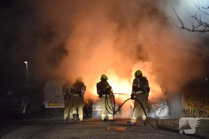 Twee geparkeerde auto's verwoest door brand
