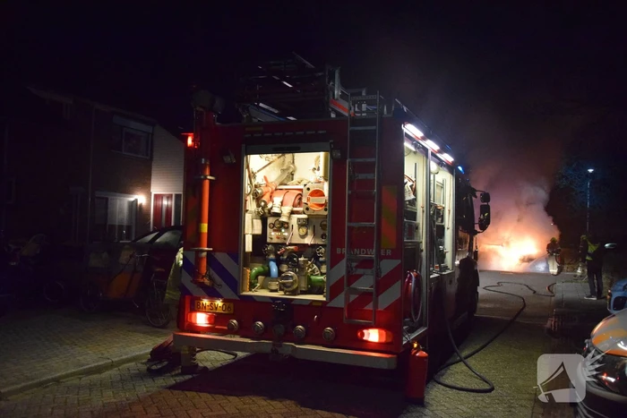 Twee geparkeerde auto's verwoest door brand