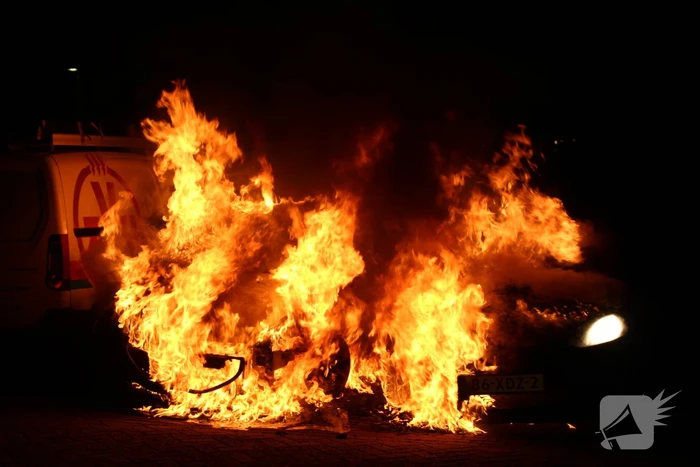 Twee geparkeerde auto's verwoest door brand