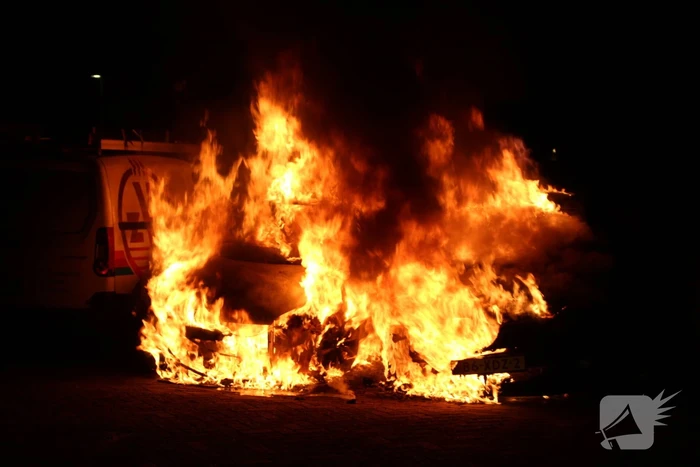 Twee geparkeerde auto's verwoest door brand