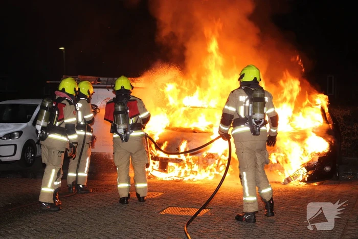 Twee geparkeerde auto's verwoest door brand
