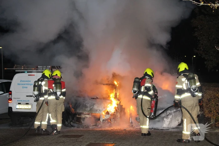 Twee geparkeerde auto's verwoest door brand