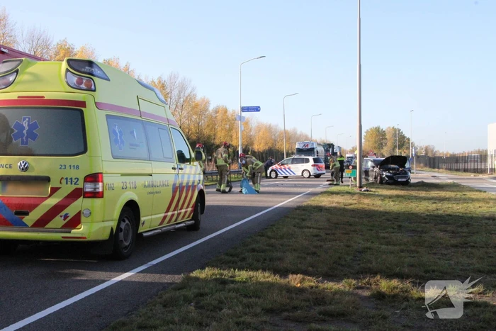 Vrachtwagen en personenwagen botsen op elkaar