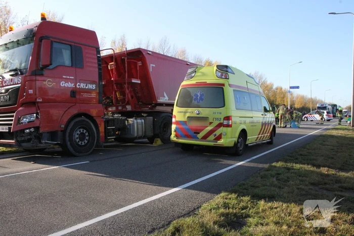Vrachtwagen en personenwagen botsen op elkaar