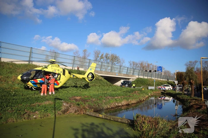 Traumahelikopter landt naast snelweg voor ernstig ongeval