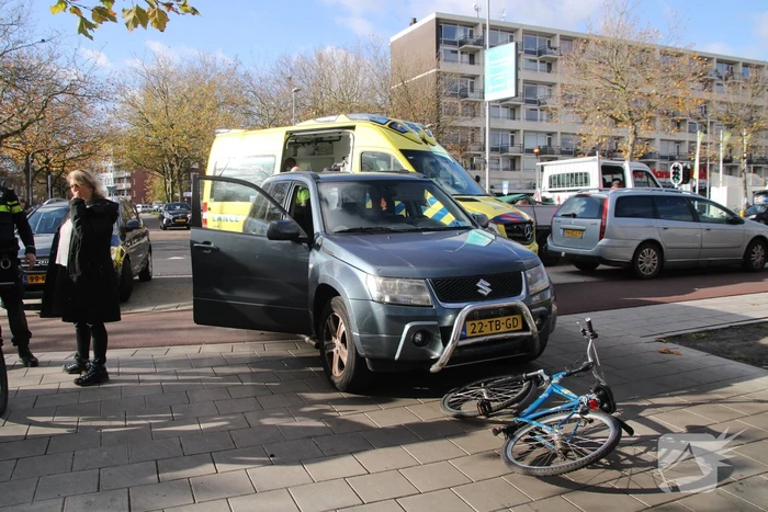 Kind op fiets gewond na botsing met auto