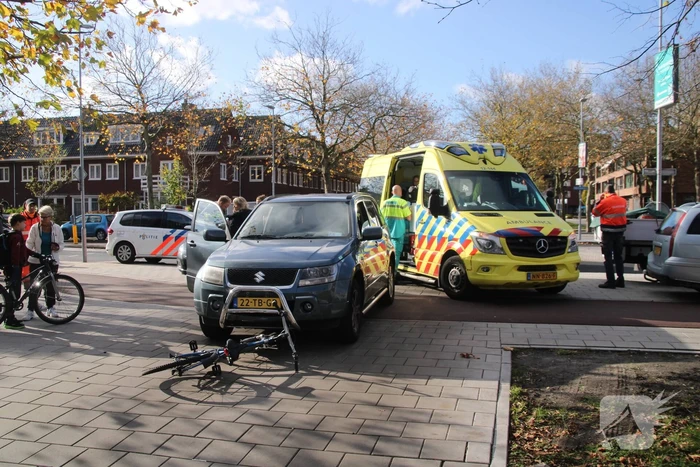 Kind op fiets gewond na botsing met auto