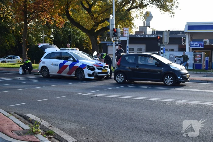 Politieauto klapt op personenauto
