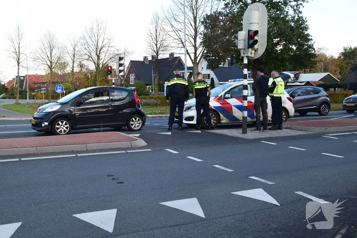 Politieauto klapt op personenauto