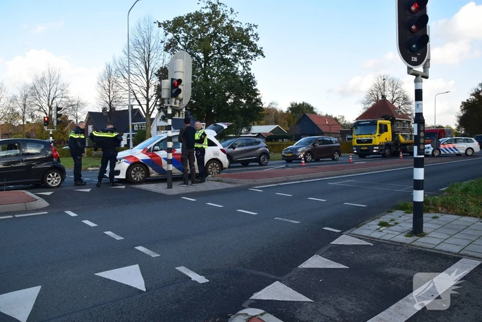 Politieauto klapt op personenauto