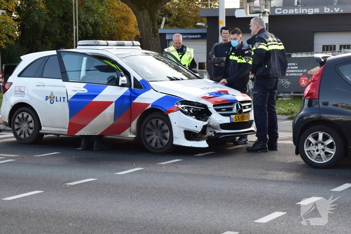 Politieauto klapt op personenauto