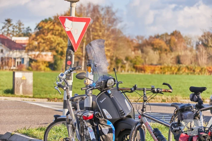 Scooterrijder gewond bij aanrijding met bestelbus