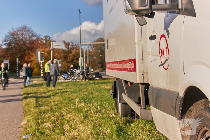 Scooterrijder gewond bij aanrijding met bestelbus