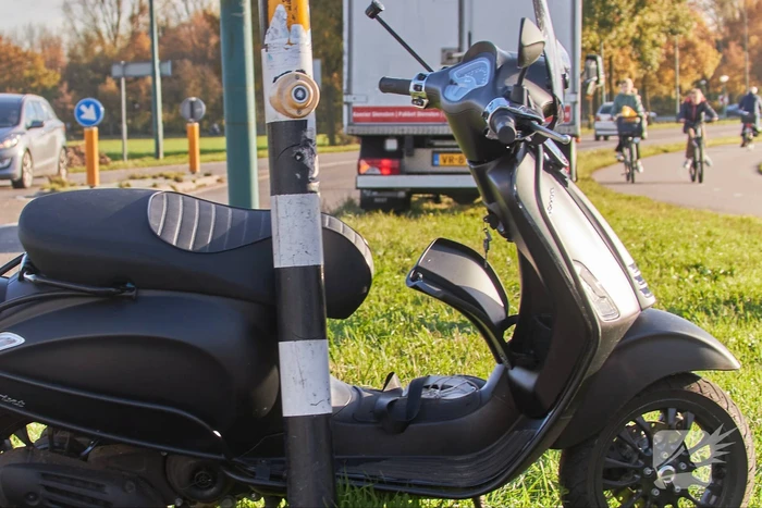 Scooterrijder gewond bij aanrijding met bestelbus