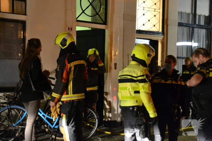 Brandweer blust brand in keuken