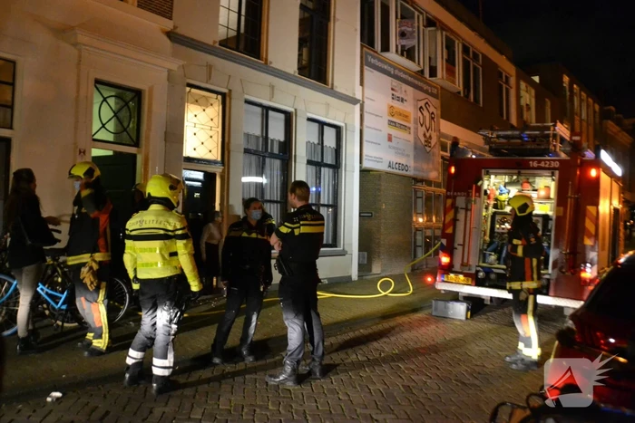 Brandweer blust brand in keuken