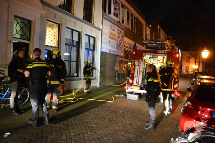Brandweer blust brand in keuken