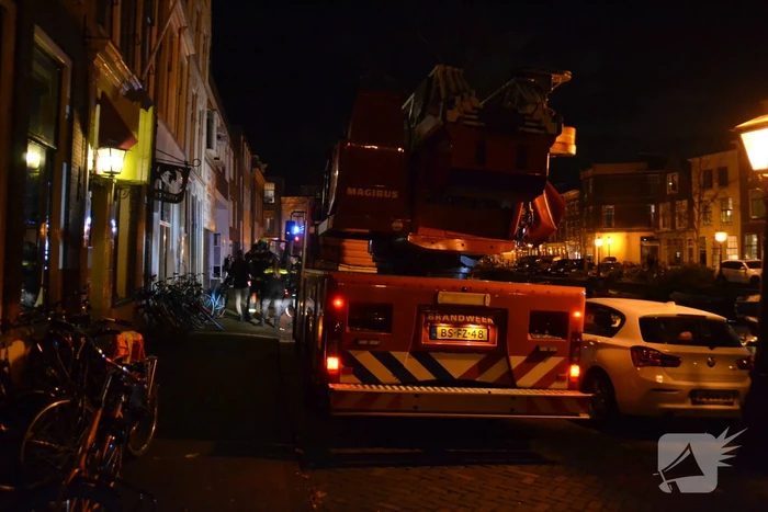 Brandweer blust brand in keuken