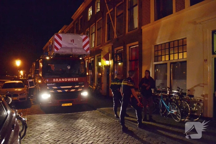 Brandweer blust brand in keuken