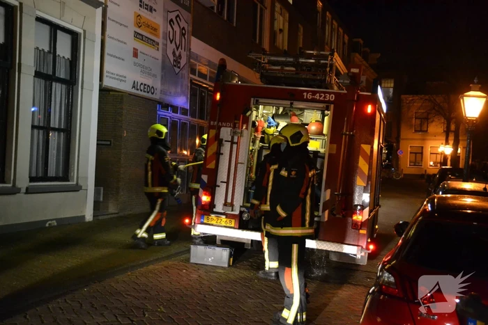 Brandweer blust brand in keuken