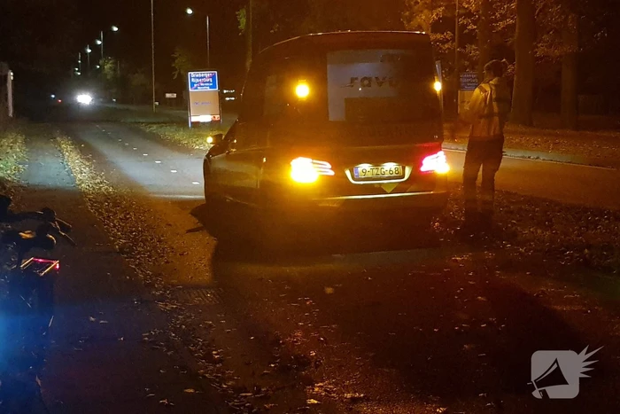 Auto klapt op boom