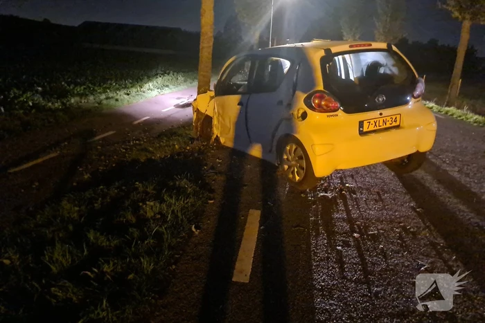 Auto rijdt tegen lantaarnpaal en komt tot stilstand tegen boom
