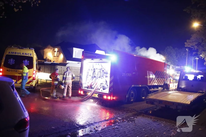 Autobrand slaat over naar woning, een gewonde