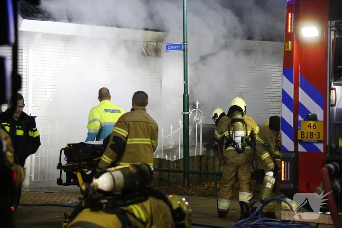 Autobrand slaat over naar woning, een gewonde