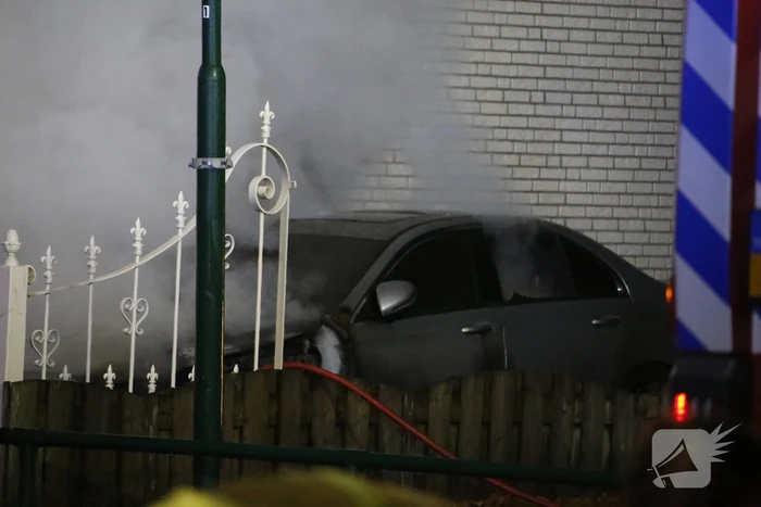 Autobrand slaat over naar woning, een gewonde