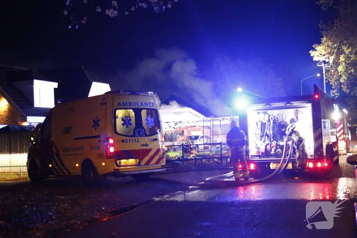Autobrand slaat over naar woning, een gewonde