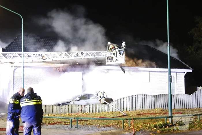 Autobrand slaat over naar woning, een gewonde