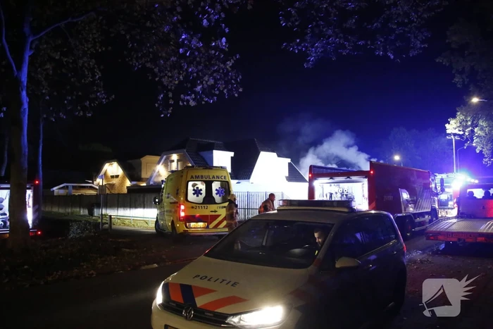 Autobrand slaat over naar woning, een gewonde