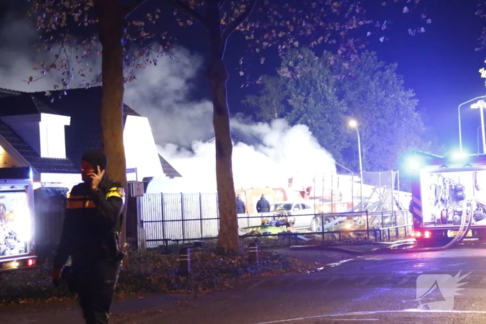 Autobrand slaat over naar woning, een gewonde