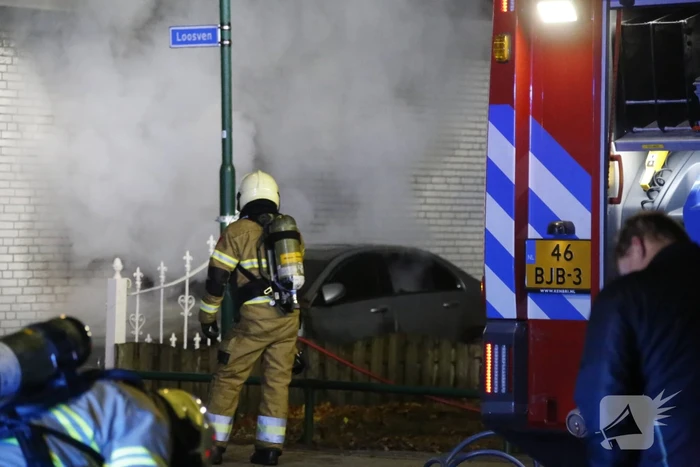 Autobrand slaat over naar woning, een gewonde