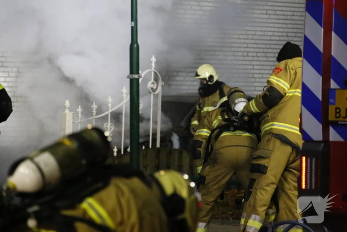 Autobrand slaat over naar woning, een gewonde