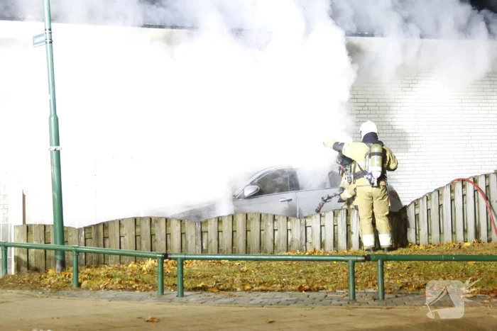 Autobrand slaat over naar woning, een gewonde