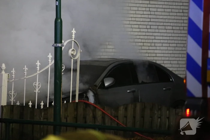 Autobrand slaat over naar woning, een gewonde